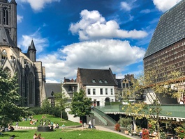 Balade historique au centre médieval de Gand. Excursion en famille.